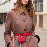 Rouge Rubis Couleur Rouge Collection ASTRÉ Ceinture en cuir Ceinture Cuir Lisse ASTRÉ Paris, Porte cartes et chaine argentée