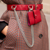 Rouge Rubis Couleur Rouge Collection ASTRÉ Ceinture en cuir Ceinture Cuir Lisse ASTRÉ Paris, Porte cartes et chaine argentée