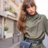 Ceinture bleu marine cuir Grainé, Couleur Midnight Blue Collection ASTRÉ, Fait main en Italie, Sac Ceinture avec chaine argentée