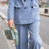 Ceinture Sauge Doré Couleur Vert Sauge Collection ASTRÉ, Ceinture en cuir lisse, Ceinture Cuir lisse ASTRÉ Paris, Sac ceinture porté à la main avec chaine dorée, accessoire femme