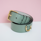 Ceinture Sauge Doré Couleur Vert Sauge Collection SS21 ASTRÉ, Ceinture en cuir lisse vert sauge, Ceinture Cuir lisse ASTRÉ Paris, pièces métalliques dorées